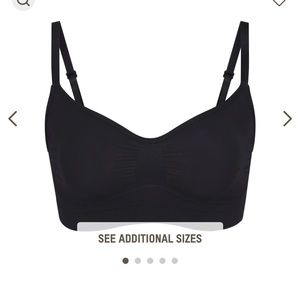 SKIMS Seamless sculpt bra. Size Large. Colour: Onyx Black